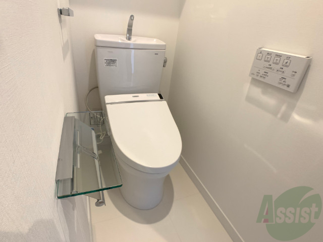 トイレ　トイレは、ウォシュレット付きで棚とタオル掛けが付いています。