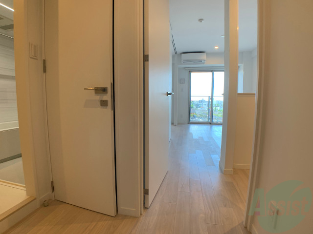 玄関　玄関からは一直線にお部屋が見える感じです。