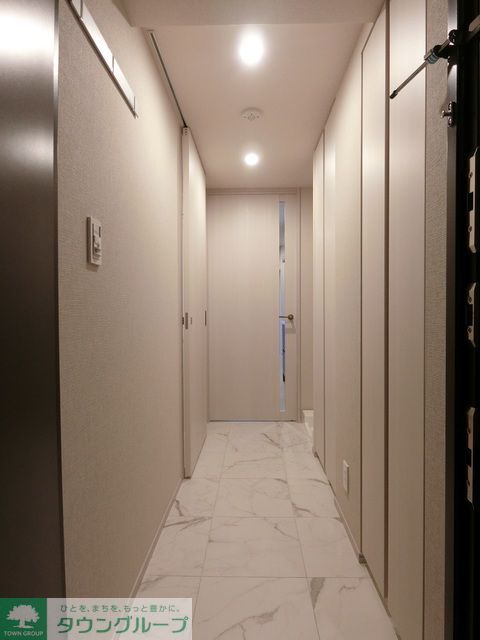 玄関　A’タイプ2021年12月撮影 同タイプ108号室の写真で…
