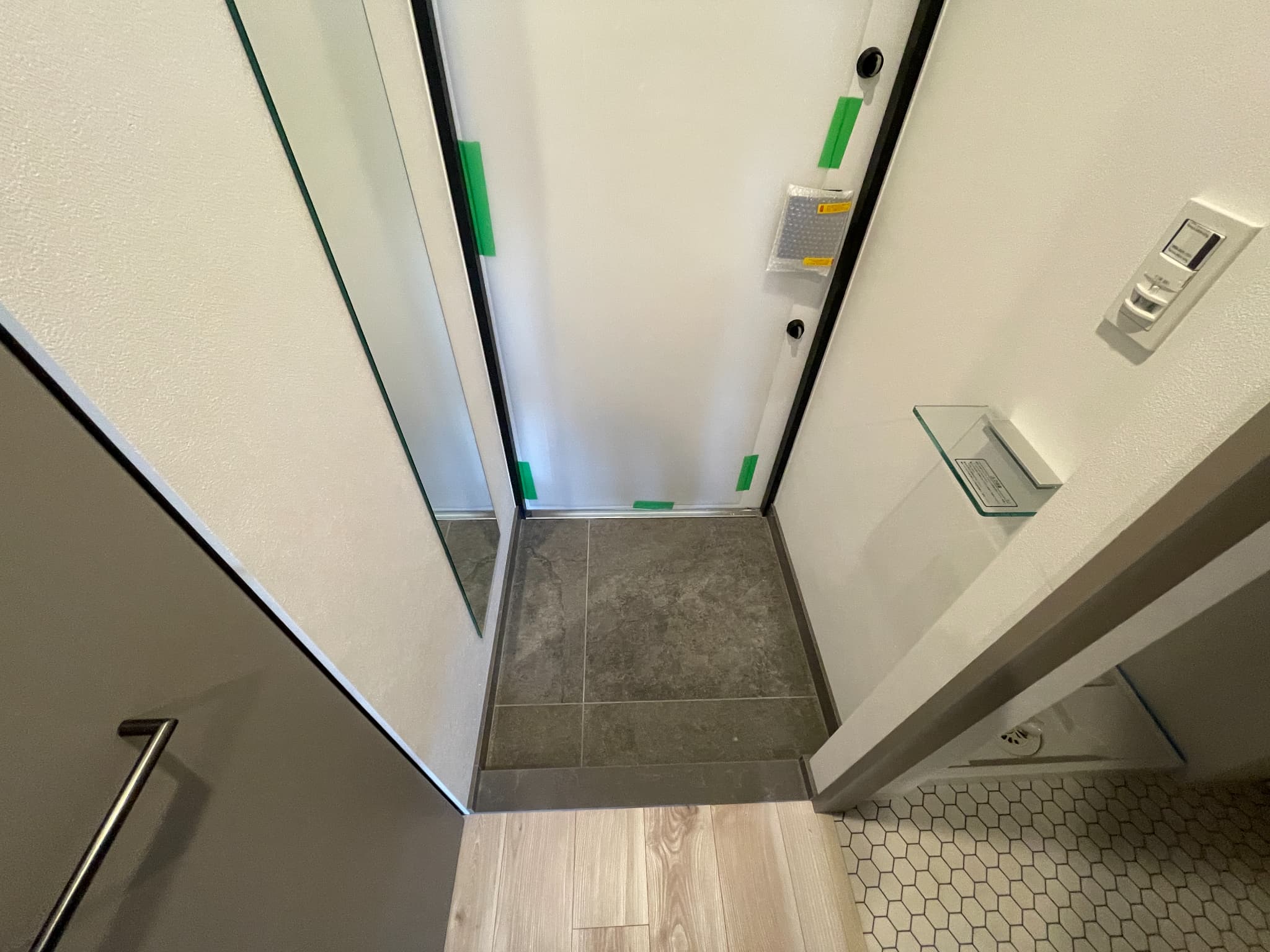玄関　同タイプ別部屋の写真になります。