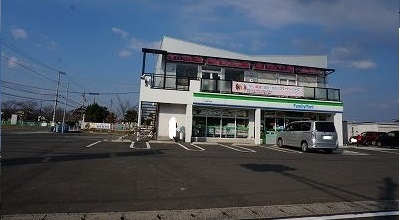 コンビニ　ファミリーマート様（コンビニ）まで1200m