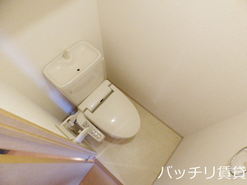 トイレ　画像は別号室タイプの為、現状を優先致します。