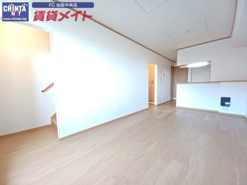 居室・リビング　同物件別室反転写真