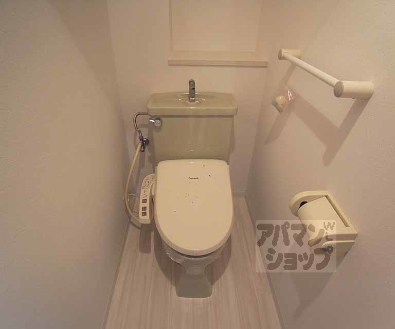 トイレ　ウォシュレット付き。