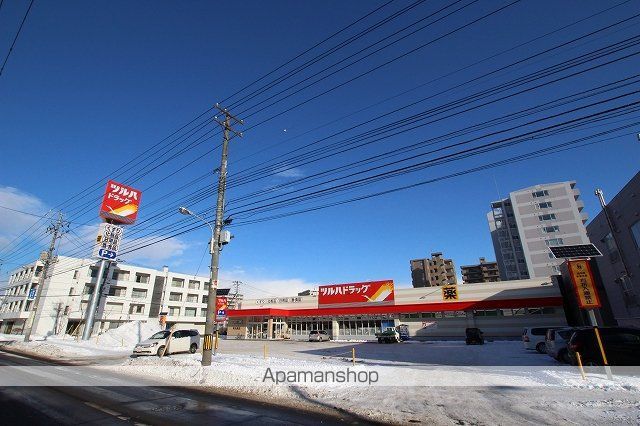 ドラックストア　ツルハドラッグ東札幌店（ドラッグストア）まで180m
