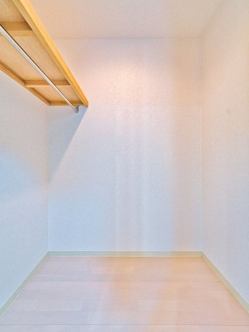収納　ウォークインクローゼットで収納が安心（別室参考写真）