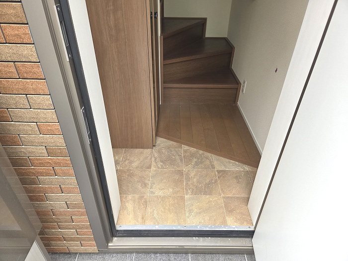 玄関　同物件別部屋参考写真です