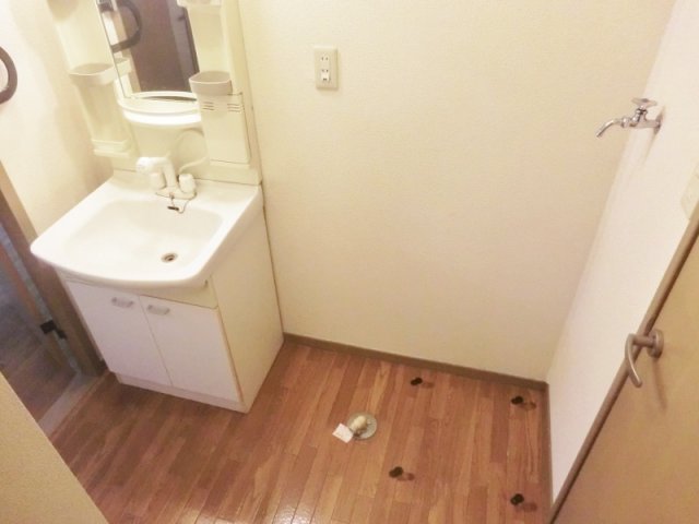 洗面設備　☆シャワー水栓型洗面台＆室内洗濯機置場あり。☆