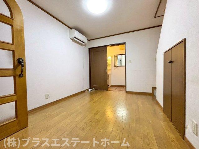 久保町3丁目戸建の居間写真