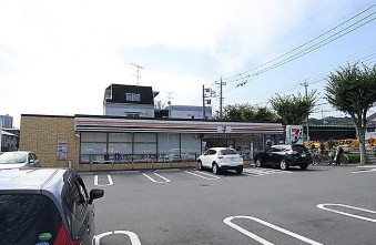 コンビニ　セブン-イレブン 八王子由木中央店（コンビニ）まで613m