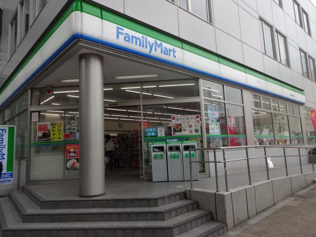 コンビニ　ファミリーマート（コンビニ）まで740m