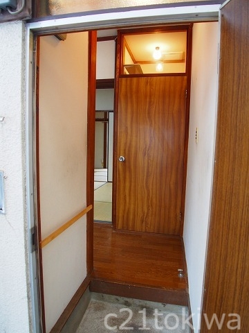 玄関　同建物別部屋写真