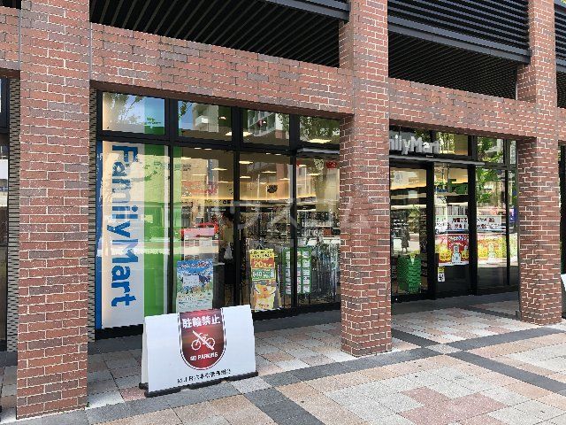 コンビニ　ファミリーマート 福岡六本松駅前店（コンビニ）まで810m