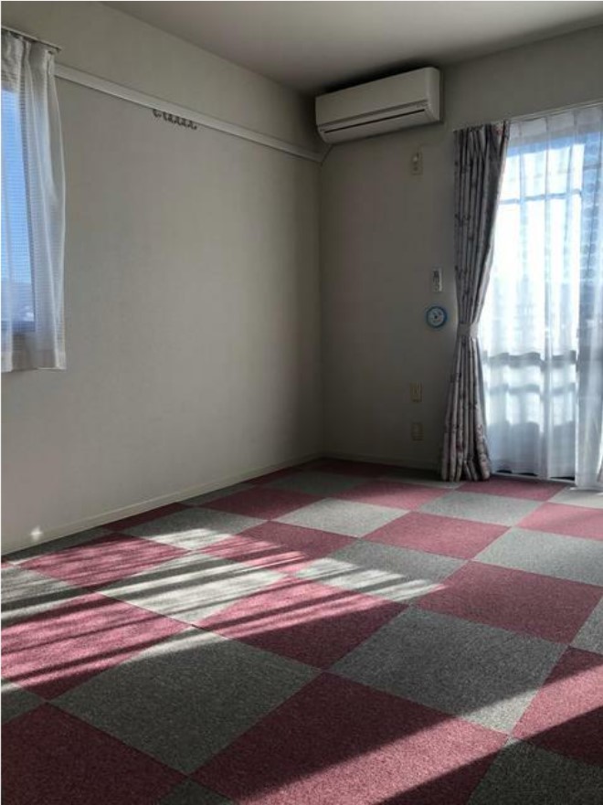 居室・リビング　同物件の別部屋の写真です。