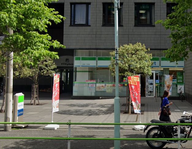 コンビニ　ファミリーマート 三田一丁目店（コンビニ）まで223m