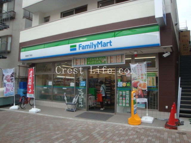 コンビニ　ファミリーマート新宿余丁町店（コンビニ）まで55m