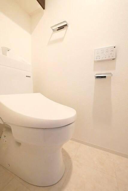 トイレ　落ち着いた色調のトイレです