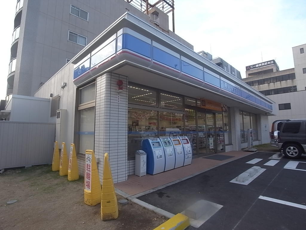 コンビニ　ローソン千代田一丁目店 (コンビニ)（コンビニ）まで136m