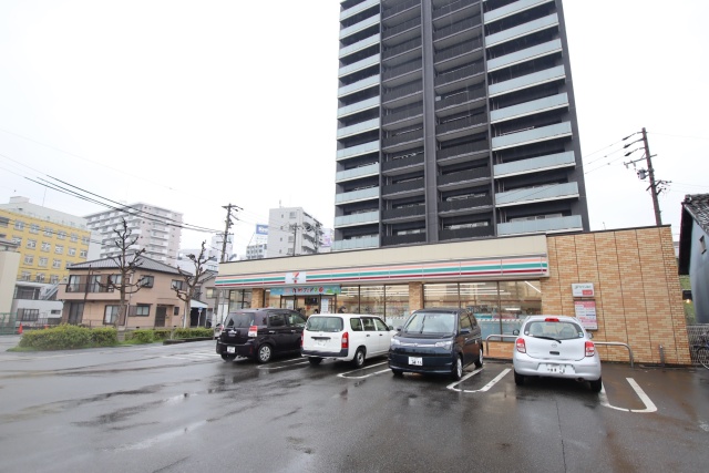 コンビニ　セブン-イレブン 名古屋千代田４丁目店（コンビニ）まで300m