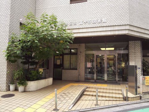 図書館　渋谷区立富ヶ谷図書館（図書館）まで240m