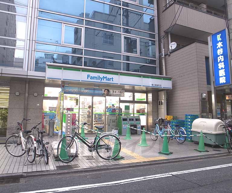 コンビニ　ファミリーマート綾小路室町店（コンビニ）まで118m