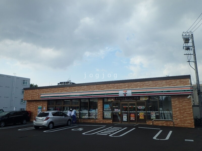 コンビニ　セブンイレブン平岸４条店　平岸4-9（コンビニ）まで130m