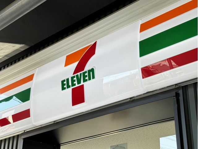 コンビニ　セブンイレブン中野新井1丁目店（コンビニ）まで394m