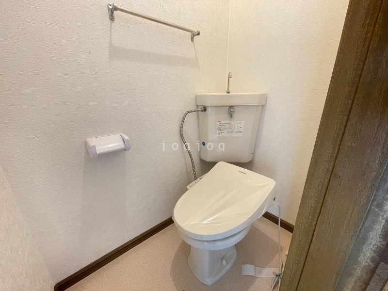 トイレ　嬉しい温水洗浄便座付きのトイレです。