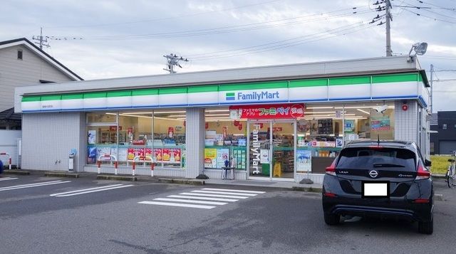 コンビニ　ファミリーマート（コンビニ）まで600m