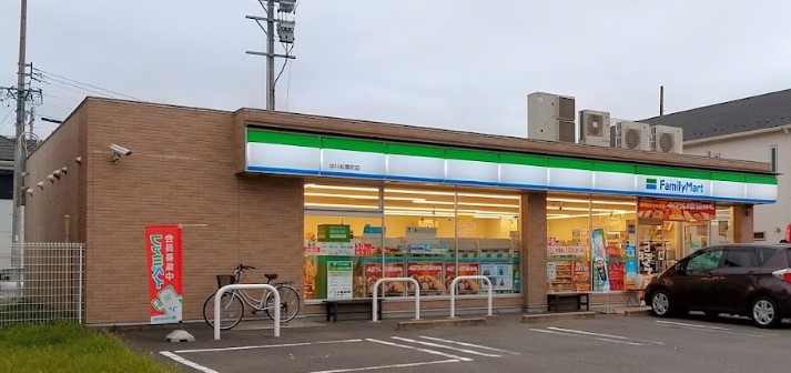 コンビニ　ファミリーマート 中川松葉町店（コンビニ）まで157m
