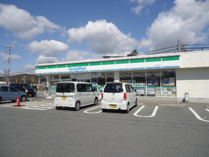 コンビニ　ファミリーマート（コンビニ）まで739m