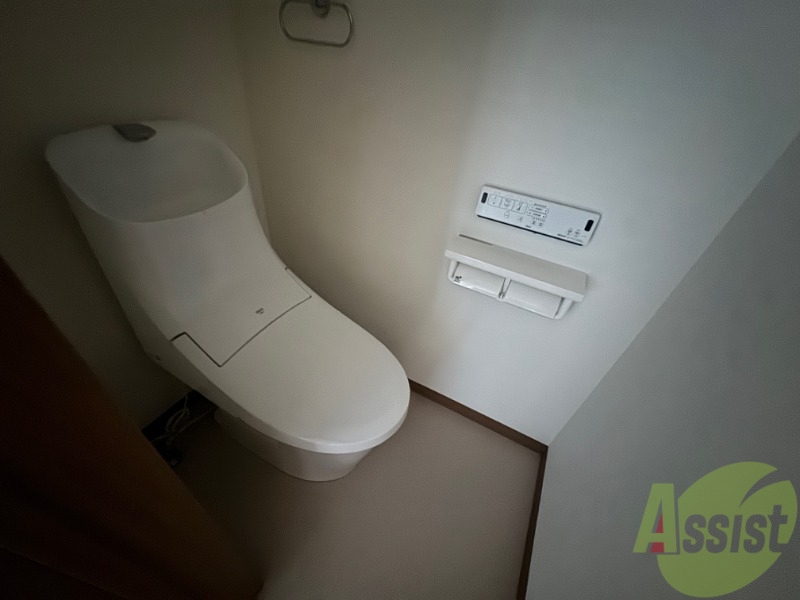 トイレ　トイレはウォシュレット機能付きです。安心して使用できますね。