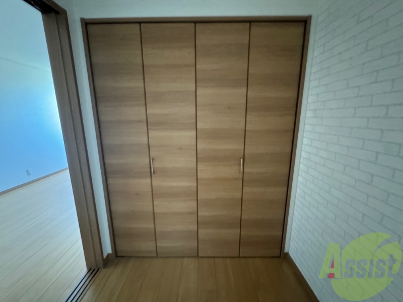 収納　洋室のクローゼットは一人暮らしにはちょうど良いサイズですね。