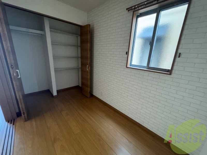 その他部屋・スペース　寝室になりそうな洋室です。シンプルで落ち着きますね。