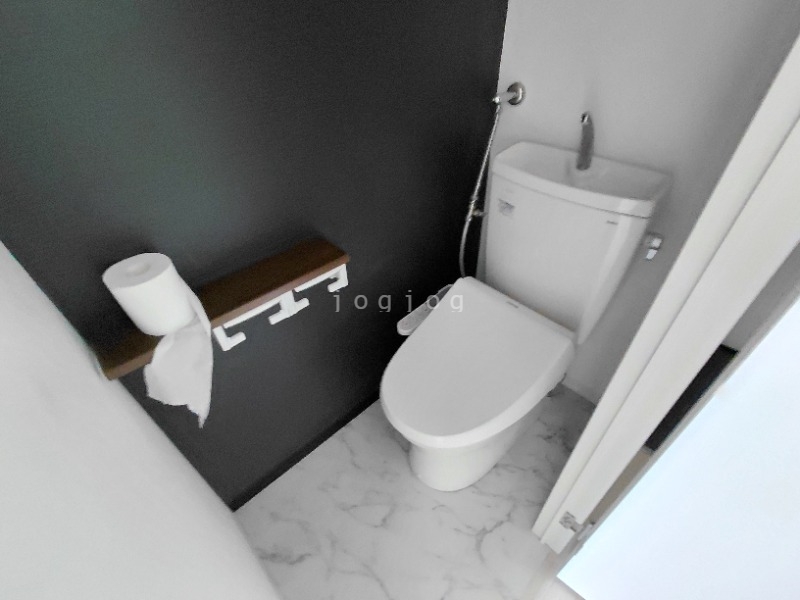 トイレ　嬉しい温水洗浄便座付きのトイレです。