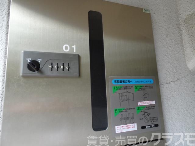 エントランス　留守中の荷物の受け取りは宅配ＢＯＸで♪