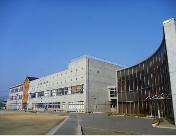 小学校　伊奈町立小針北小学校（小学校）まで882m