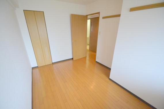その他部屋・スペース　朝には心地よい光が差し込む、このお部屋でお休みください。