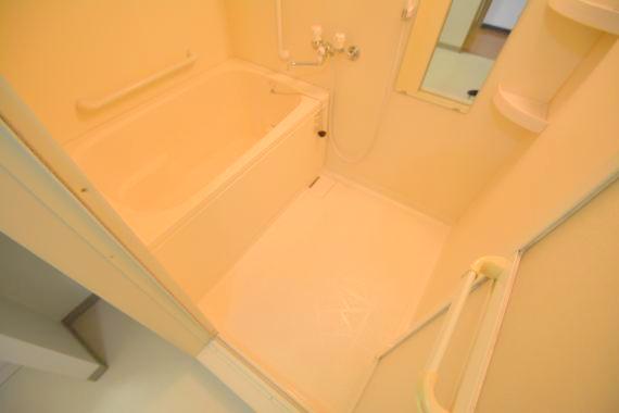 バス・シャワールーム　バスルームはトイレと別々で、広々としていますよ。