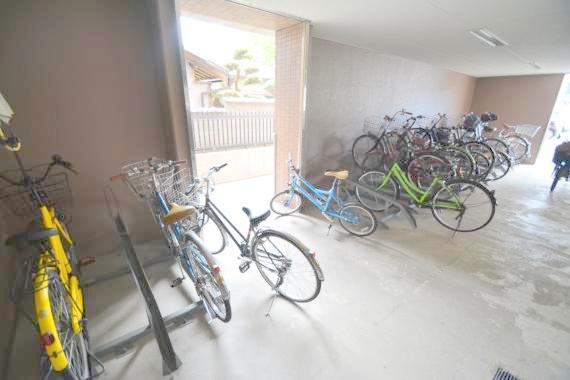 駐車場　敷地内にある駐輪場。雨の日にはうれしい屋根つきです。