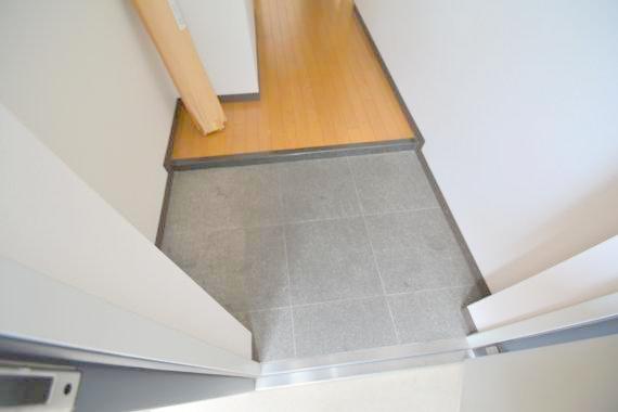 玄関　玄関に入るとお部屋まで一直線、明るい光が差し込みます。