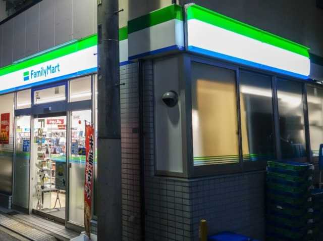 コンビニ　ファミリーマート　紀伊国屋中野一丁目店（コンビニ）まで122m