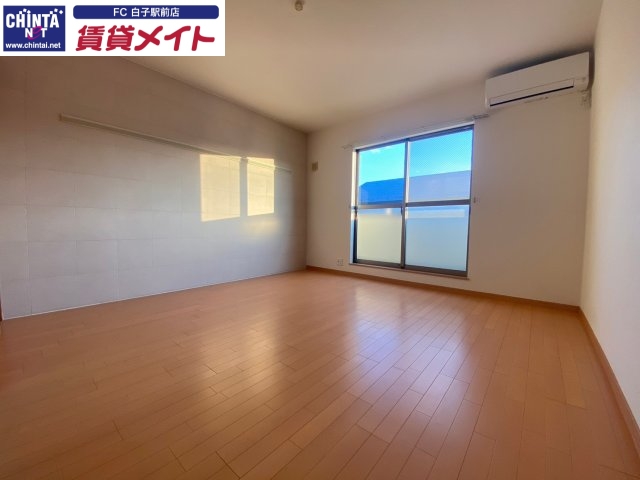 居室・リビング　同物件別室写真