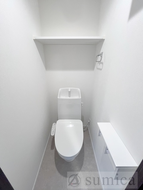 トイレ　人気アイテムの温水洗浄便座。清潔感のあるトイレです。