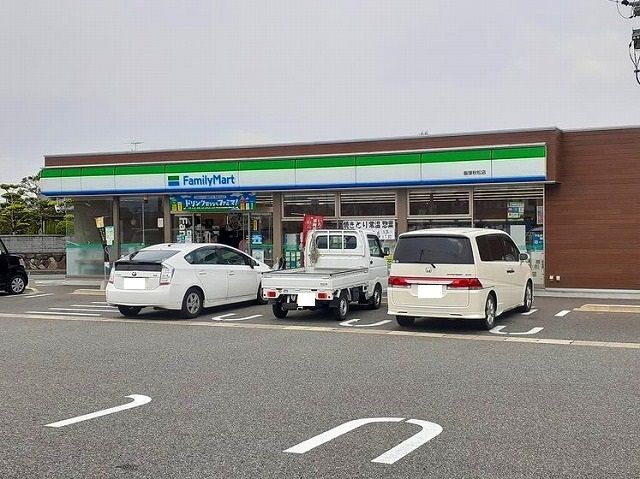 コンビニ　ファミリーマート（コンビニ）まで300m