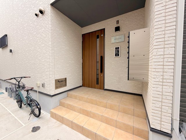 エントランス　オシャレなエントランスは安心のオートロック付きです。