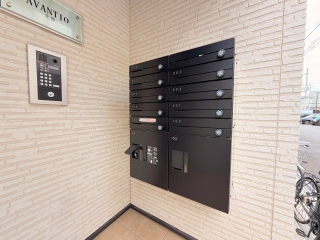 ロビー　ロビーにある各部屋毎のメールボックス。