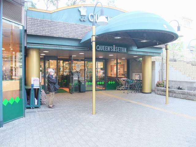 スーパー　クイーンズ伊勢丹小石川店（スーパー）まで385m
