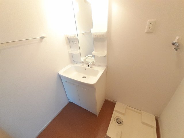 洗面設備　ゆったりとスペースのある洗面所