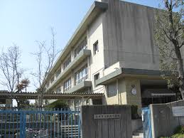 小学校　茨木市立水尾小学校（小学校）まで696m